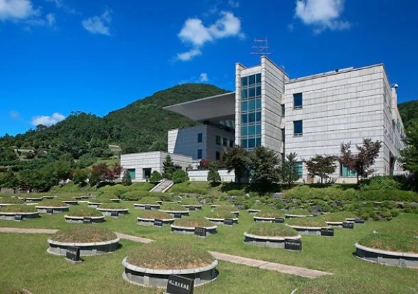 용미리건물식추모의집 외관·전경